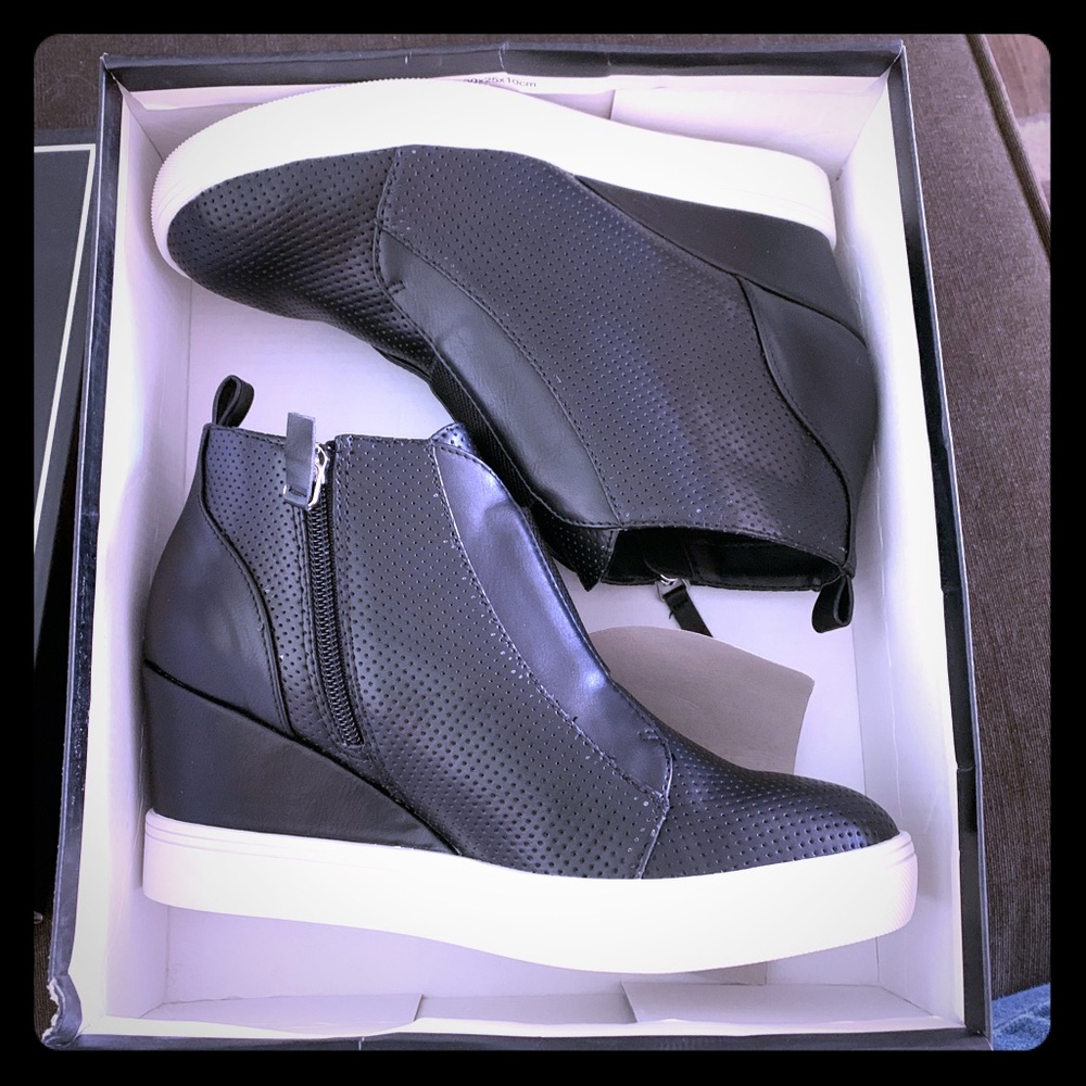 Mia wedge boot